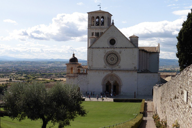 The Basilica di Francesco in Assisi. Walkers go past this on the Valfabbrica walk. CC BY Tony Lewis / flickr