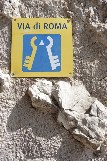 A waymarker plaque on the Via di Roma / St Francis Way in Eggi. CC BY Tony Lewis / flickr