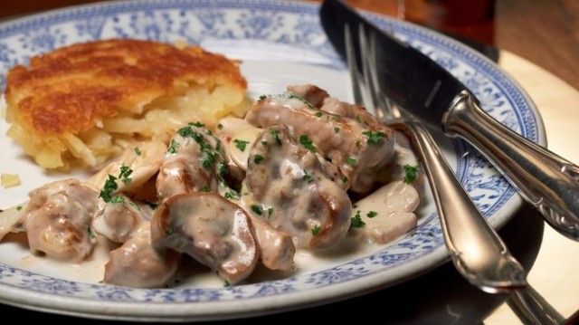 Delicious Zürcher Geschnetzeltes - veal, sliced into small strips, sliced mushrooms and cream